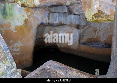 Vista la cisterna sotterranea all'interno di Regina Elena Chiesa copta ortodossa che è stato scoperto dalla regina Elena, o Saint Helena nel IV secolo AC e fornito di acqua per la costruzione della chiesa del Santo Sepolcro si trova adiacente al (dietro) la Chiesa, nei pressi della stazione 8 Città Vecchia di Gerusalemme Est Israele Foto Stock