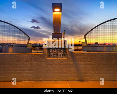 New York City - Dic 13, 2019: Smith-Ninth strade stazione sul IND Culver la linea della metropolitana di NYC oltre la Gowanus Canal vicino all'intersezione di SMI Foto Stock