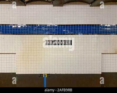 New York City - Novembre 11, 2019: Roosevelt Avenue stazione della metropolitana a Jackson Heights, Queens. Foto Stock