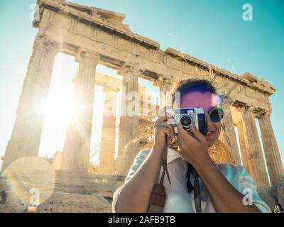 Giovane donna turistica prendendo le foto al Partenone di Atene acropoli, Grecia Foto Stock