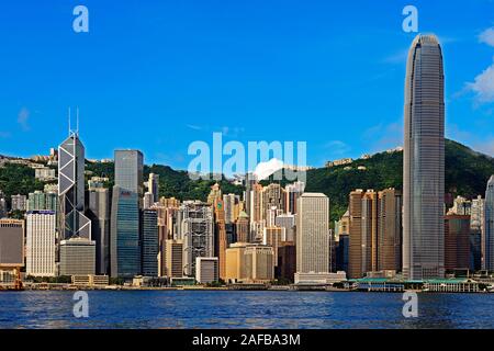 Blick von Kowloon auf die Skyline auf Hongkong isola am Hongkong River, centrale, mit Banca di Cina ganz links und dem Torre IFC ganz rechts, Hongkong Foto Stock