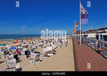 Touristen und Strandkörbe am Hauptstrand von, Westerland Sylt, nordfriesische isole, Nordfriesland, Schleswig-Holstein, Germania Foto Stock