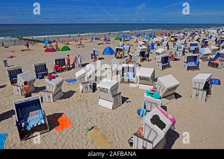 Touristen und Strandkörbe am Hauptstrand von, Westerland Sylt, nordfriesische isole, Nordfriesland, Schleswig-Holstein, Germania Foto Stock