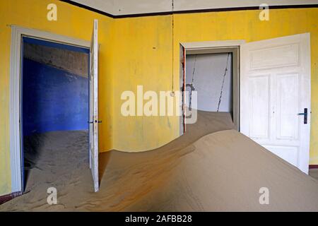 Afrika, Namibia, Kolmannskuppe, Verlasse Haeuser voll sabbia Foto Stock