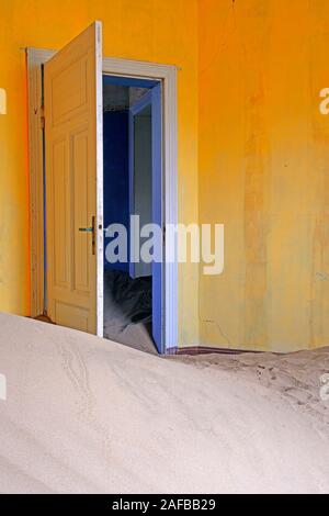 Afrika, Namibia, Kolmannskuppe, Verlasse Haeuser voll sabbia Foto Stock