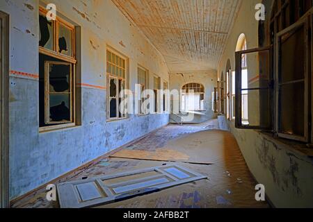 Afrika, Namibia, Kolmannskuppe, Verlasse Haeuser voll sabbia Foto Stock