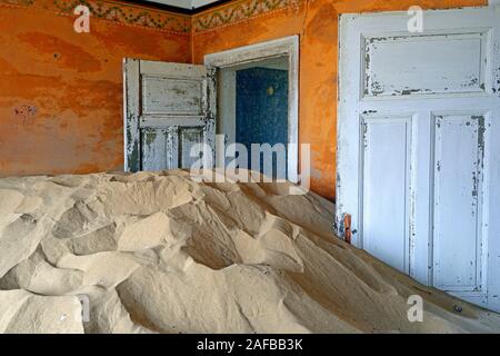 Afrika, Namibia, Kolmannskuppe, Verlasse Haeuser voll sabbia Foto Stock