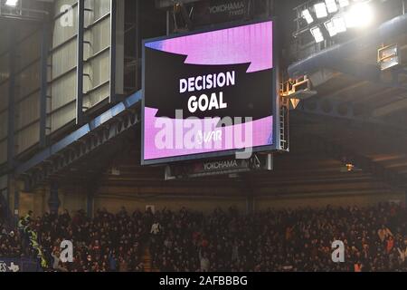 Londra, Regno Unito. Xiv Dic, 2019. Obiettivo dato da VAR durante il match di Premier League tra Chelsea e Bournemouth a Stamford Bridge, Londra sabato 14 dicembre 2019. (Credit: Ivan Yordanov | MI News) La fotografia può essere utilizzata solo per il giornale e/o rivista scopi editoriali, è richiesta una licenza per uso commerciale Credito: MI News & Sport /Alamy Live News Foto Stock