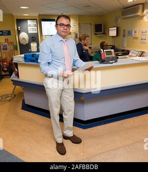 Medico Hisham Abdel-Rahman il direttore medico del NHS a conduzione privata Hinchingbrooke hospital in Cambridgeshire nel 2012. Foto Stock