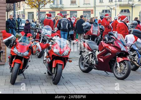 Nyiregyhaza, hungaria - 07 DIC 2014: persone vestite come babbo natale su motocicli. annuali santa-tema Charity Fundraiser Event sulla seconda domenica di annuncio Foto Stock