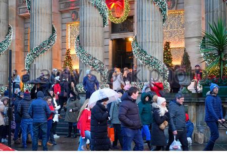 Edimburgo, Scozia, Regno Unito. Xiv Dic, 2019. Gli acquirenti di natale e le luci di Natale al di fuori della cupola bar e ristorante in una trafficata George Street come crepuscolo approcci. Credito: Craig Brown/Alamy Live News Foto Stock