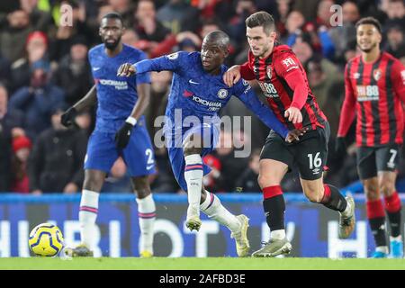 Londra, Regno Unito. Xiv Dic, 2019. Del Chelsea Kanté Ngolo è contestata da Bournemouth Lewis Cook durante la seconda metà del campionato di Premier League match tra Chelsea e Bournemouth a Stamford Bridge, Londra sabato 14 dicembre 2019. (Credit: John Cripps | MI News) La fotografia può essere utilizzata solo per il giornale e/o rivista scopi editoriali, è richiesta una licenza per uso commerciale Credito: MI News & Sport /Alamy Live News Foto Stock