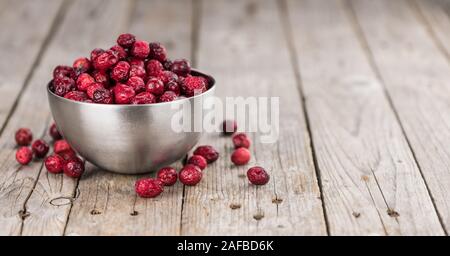 Mirtilli rossi secchi su un vecchio tavolo di legno (messa a fuoco selettiva) Foto Stock