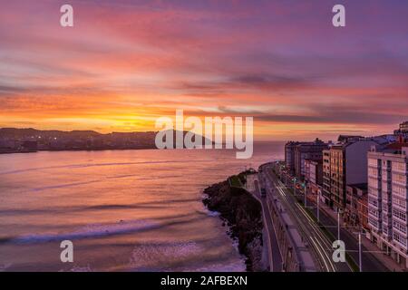 Vista serale di A Coruna città costiera della Galizia Foto Stock