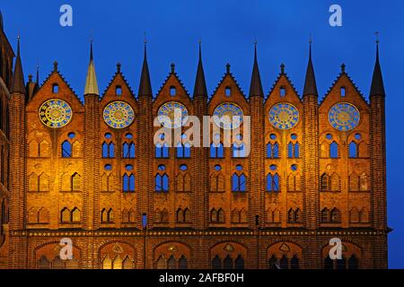 Fassade des Rathaus Stralsund am Abend, Altstadt, Alter Markt, Unesco Weltkulturerbe, Mecklenburg Vorpommern, Deutschland, Europa , oeffentlicher Gru Foto Stock