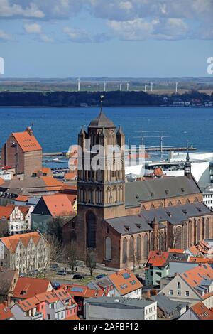 Blick von der Marienkirche ueber die Altstadt mit Kirche San Jakobi, Hafen und Strelasund, Stralsund , Unesco Weltkulturerbe, Mecklenburg Vorpommer Foto Stock