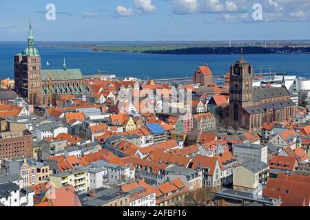 Blick von der Marienkirche ueber die Altstadt mit Nikolaikirche, Kirche San Jakobi, Hafen und Strelasund, Stralsund , Unesco Weltkulturerbe, Mecklen Foto Stock