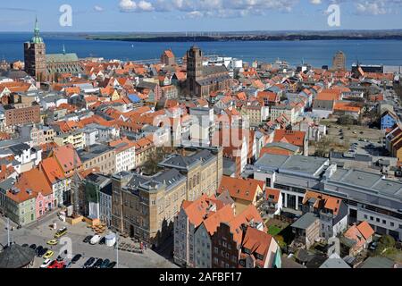 Blick von der Marienkirche ueber die Altstadt mit Nikolaikirche, Kirche San Jakobi, Hafen und Strelasund, Stralsund , Unesco Weltkulturerbe, Mecklen Foto Stock