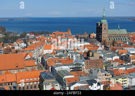 Blick von der Marienkirche ueber die Altstadt mit Nikolaikirche Hafen und Strelasund, Stralsund , Unesco Weltkulturerbe, Mecklenburg Vorpommern, DT Foto Stock