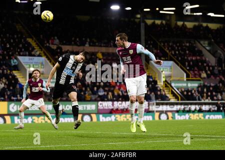 Burnley, Regno Unito. Xiv Dic, 2019. Burnley in avanti Chris Wood con uno sforzo verso l obiettivo durante il match di Premier League tra Burnley e Newcastle United a Turf Moor, Burnley sabato 14 dicembre 2019. (Credit: Andy Whitehead | MI News) La fotografia può essere utilizzata solo per il giornale e/o rivista scopi editoriali, è richiesta una licenza per uso commerciale Credito: MI News & Sport /Alamy Live News Foto Stock