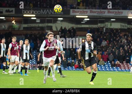 Burnley, Regno Unito. Xiv Dic, 2019. Joelinton di Newcastle United e Jeff Hendrick di Burnley battaglia durante il match di Premier League tra Burnley e Newcastle United a Turf Moor, Burnley sabato 14 dicembre 2019. (Credit: Pat Scaasi | MI News ) la fotografia può essere utilizzata solo per il giornale e/o rivista scopi editoriali, è richiesta una licenza per uso commerciale Credito: MI News & Sport /Alamy Live News Foto Stock