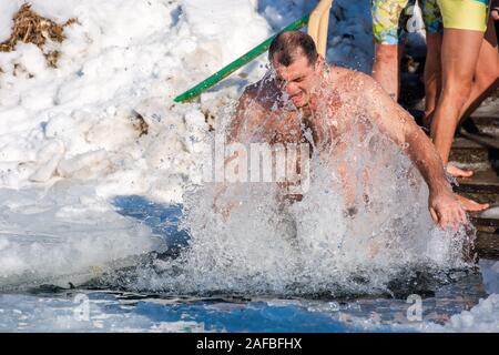 Uzhhorod, Ucraina - 19 GEN 2017: Epifania la balneazione in una giornata di sole. DIO benedisse la tradizione dei veri cristiani ortodossi. immersione nel gelido-foro con spla Foto Stock