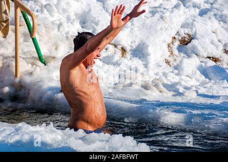 Uzhhorod, Ucraina - 19 GEN 2017: Epifania la balneazione in una giornata di sole. DIO benedisse la tradizione dei veri cristiani ortodossi. immersione nel gelido-foro con spla Foto Stock