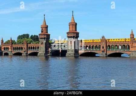 Bahnhof Oberbaumbrücke a Berlino Foto Stock