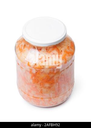 Cavolo acido fermentati crauti con la carota in un vaso. Marinata di conserve di cavolo isolati su sfondo bianco Foto Stock