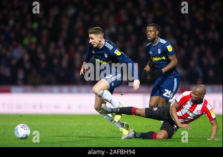 Londra, Regno Unito. Xiv Dic, 2019. Fulham's Tom Cairney e Brentford's Kamohelo Mokotjo durante il cielo di scommessa match del campionato tra Brentford e Fulham al Griffin Park, Londra, Inghilterra il 14 dicembre 2019. Foto di Andrea Aleksiejczuk/prime immagini multimediali. Credito: prime immagini multimediali/Alamy Live News Foto Stock