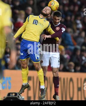 Edinburgh, Regno Unito. Xiv Dic, 2019. Cuori 0 vs St Johnstone 1 Scottish Premiership Match cuori St Johnstone cuori Michael Smith voce duello con St Johnstone Steven maggio (14) Credito: eric mccowat/Alamy Live News Foto Stock