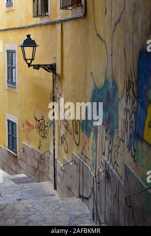 Vicolo lastricato nei pressi di Passeig del Born nel centro storico della città vecchia di Palma di Maiorca, Spagna, Europa. Foto Stock