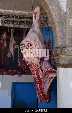 Carne appesi nei locali di un macellaio nel Vecchio Souk Jdid, Essaouira, Marocco, Africa del Nord. Foto Stock