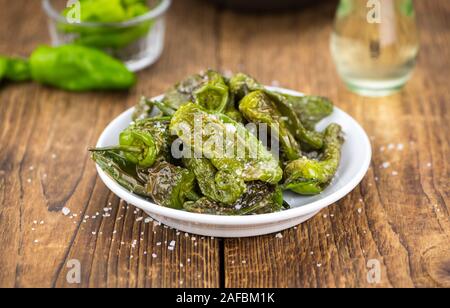 Pimientos de Padron su un sfondo vintage come dettagliato di close-up shot, il fuoco selettivo Foto Stock