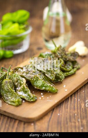 Pimientos de Padron su un sfondo vintage come dettagliato di close-up shot, il fuoco selettivo Foto Stock