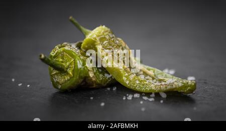 Pimientos de Padron su un sfondo vintage come dettagliato di close-up shot, il fuoco selettivo Foto Stock
