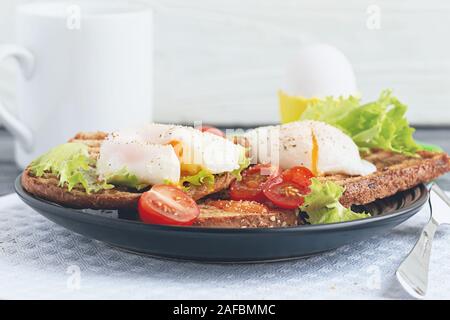 Appetitoso spuntino di panini con uova e verdure in camicia Foto Stock