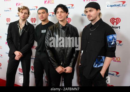 Musicisti Luca Hemmings, Calum cofano, Ashton Irwin e Michael Clifford di 5 secondi per l'estate arriva a iHeartRadio Z100 Jingle Ball 2019 al Madison Square Garden sul dicembre 13, 2019 nella città di New York, New York. Foto Stock