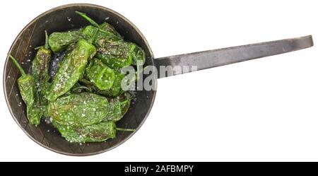 Porzione di Pimientos de Padron come dettagliato di close-up shot isolato su sfondo bianco Foto Stock