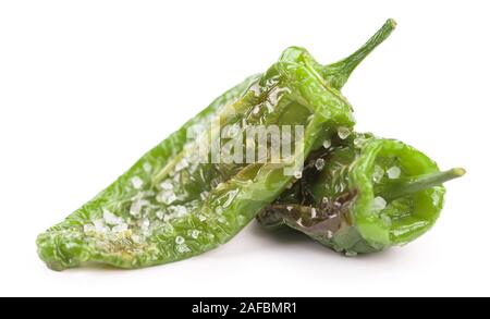 Porzione di Pimientos de Padron come dettagliato di close-up shot isolato su sfondo bianco Foto Stock