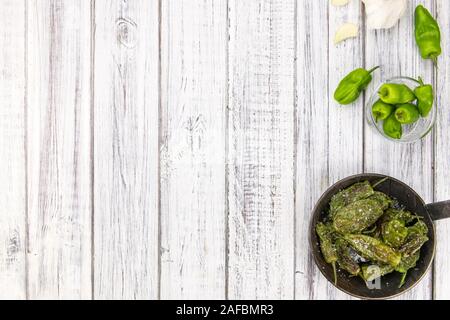 Pimientos de Padron su un sfondo vintage come dettagliato di close-up shot, il fuoco selettivo Foto Stock