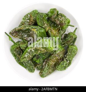 Porzione di Pimientos de Padron come dettagliato di close-up shot isolato su sfondo bianco Foto Stock