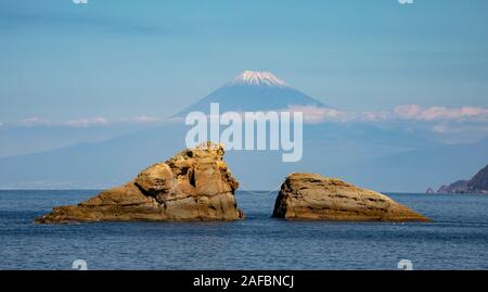 Il monte Fuji svettante su uno strato di nubi come visto dalla riva Kumomi, Giappone Foto Stock