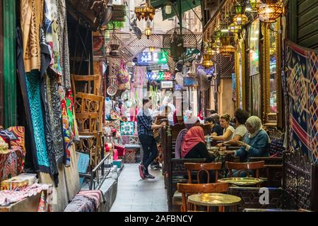 Africa, Egitto, al Cairo. Ottobre 15, 2018. Il Khan al-Khalili coffee shop in El Fishawi, Cairo. Foto Stock