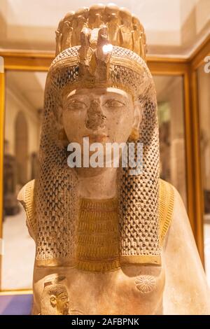 Africa, Egitto, al Cairo. Il 4 ottobre 2018. Statua di Meritamen, la figlia e la grande sposa reale del faraone Ramesse il Grande, al Museo Egizio. Foto Stock