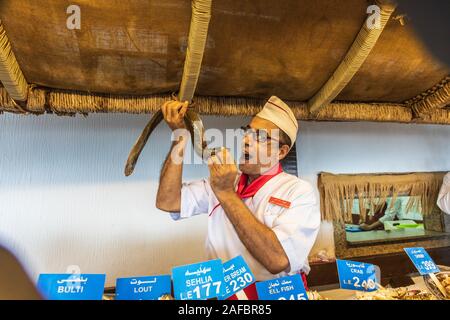 Africa, Egitto, Alessandria. Il 5 ottobre 2018. Fornitore con un'anguilla presso il mercato del pesce di Alessandria. Foto Stock