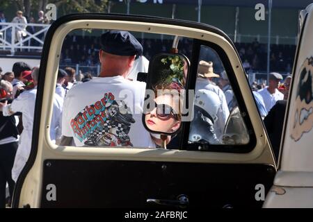 Settembre 2019 - il volto di una giovane donna si riflette nello specchio di un vecchio camion al Goodwood Revival Meeting - vedi immagine 2AFBRJM Foto Stock