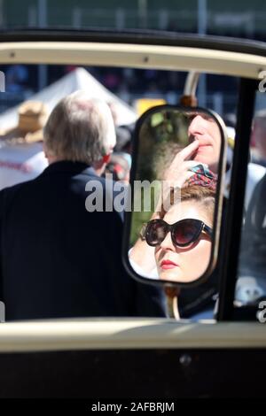 Settembre 2019 - il volto di una giovane donna si riflette nello specchio di un vecchio camion al Goodwood Revival Meeting - vedere l'immagine 2AFBRJC Foto Stock