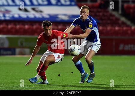 Swindon, Regno Unito. Xiv Dic, 2019. SWINDON, Inghilterra - Dicembre 14th Tom Hamer di Oldham Athletic e Jerry Yates della città di Swindon in azione durante il cielo scommettere League 2 corrispondenza tra la città di Swindon e Oldham Athletic al County Ground, Swindon sabato 14 dicembre 2019. (Credit: Eddie Garvey | MI News) La fotografia può essere utilizzata solo per il giornale e/o rivista scopi editoriali, è richiesta una licenza per uso commerciale Credito: MI News & Sport /Alamy Live News Foto Stock