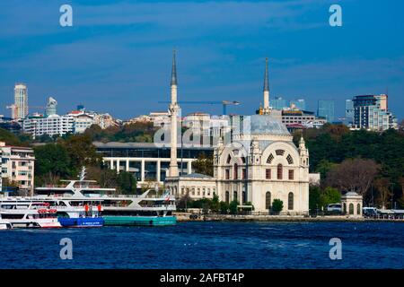 Istanbul, Turchia. Novembre 21, 2019. Vista della Moschea di Dolmabahce nella parte europea e lo stretto del Bosforo Foto Stock